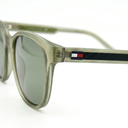 Tommy-Hilfiger-green-lens-reflection-close-up